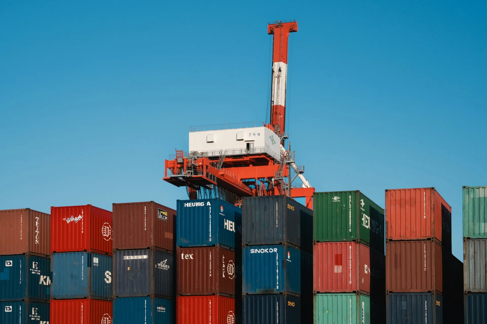 Sea freight containers and port handling